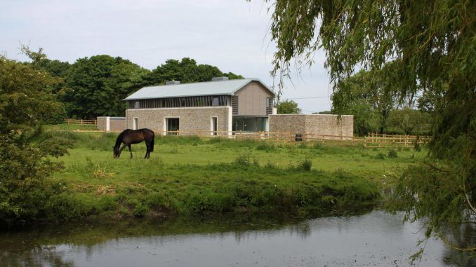 Длинный дом (The Long House) в Англии от Hopkins Architects.