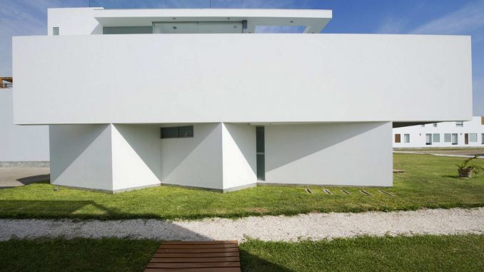Пляжный дом (Casa Playa El Golf D17) в Перу от rrmr arquitectos.