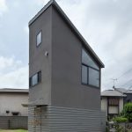 Маленький дом (Small House with Floating Treehouse) в Японии от Yuki Miyamoto Architect.