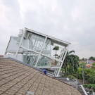 Наклонный дом из стекла и металла в Индонезии