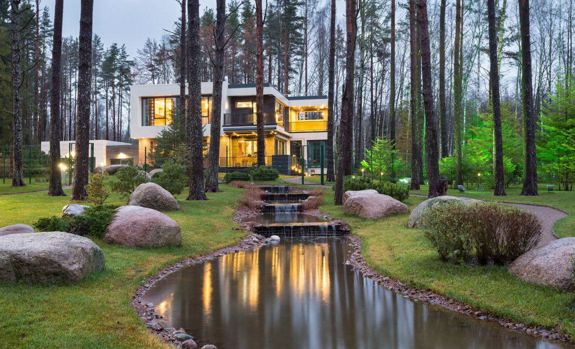 Дом с ручьём у озера в России