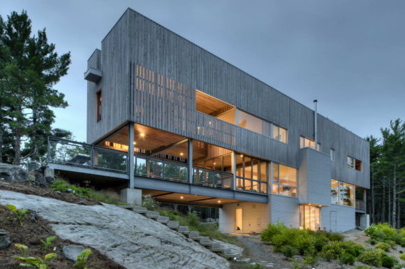 Дом-мост (Bridge House) в Канаде от Mackay-Lyons Sweetapple Architects.