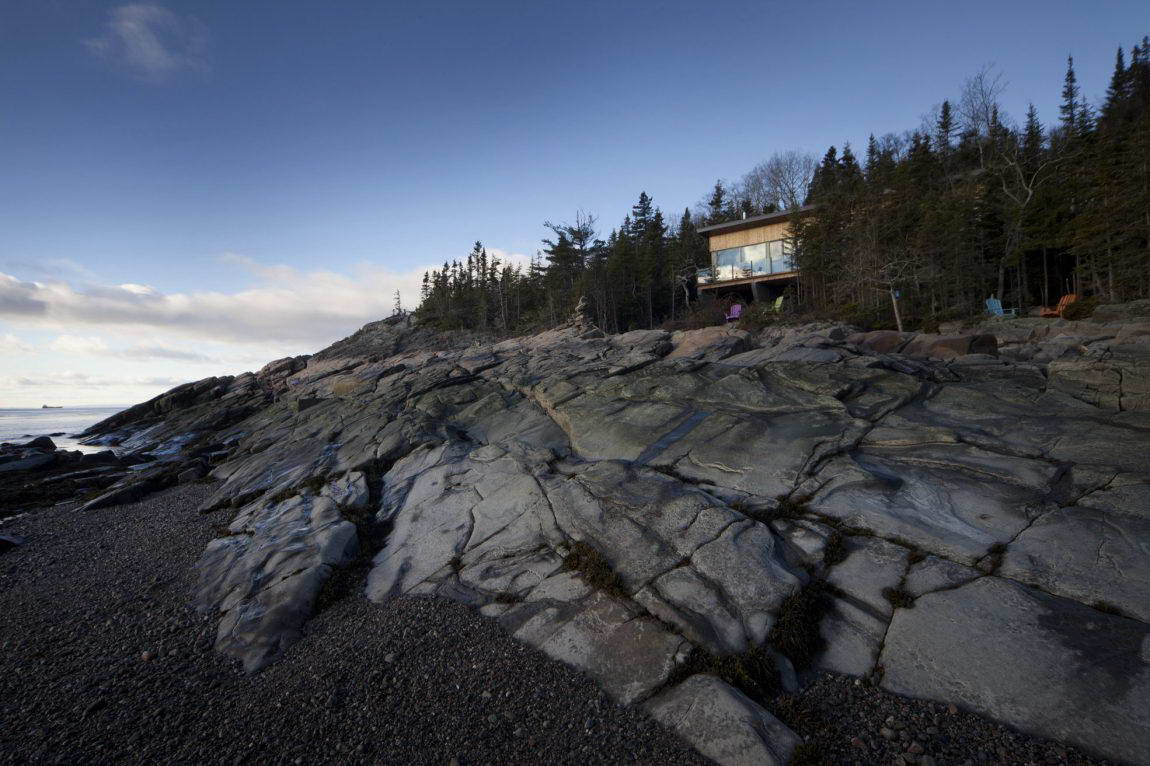 Дом на скалах в Канаде