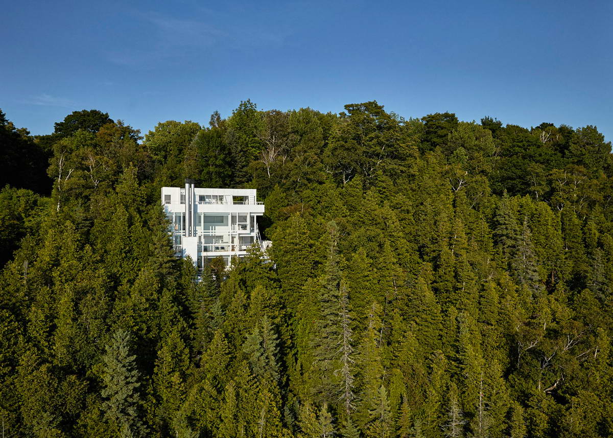 Лесной дом на склоне в США