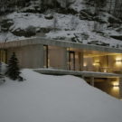 Бетонный дом на склоне горы в Норвегии