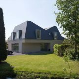 Загородный дом с ломаной крышей в Голландии