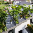 Дом с зелёной террасой на крыше