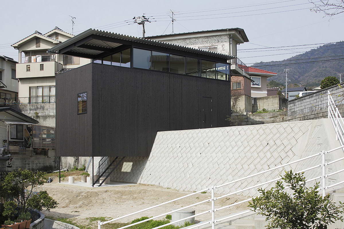 Дом с подпорной стенкой в Японии