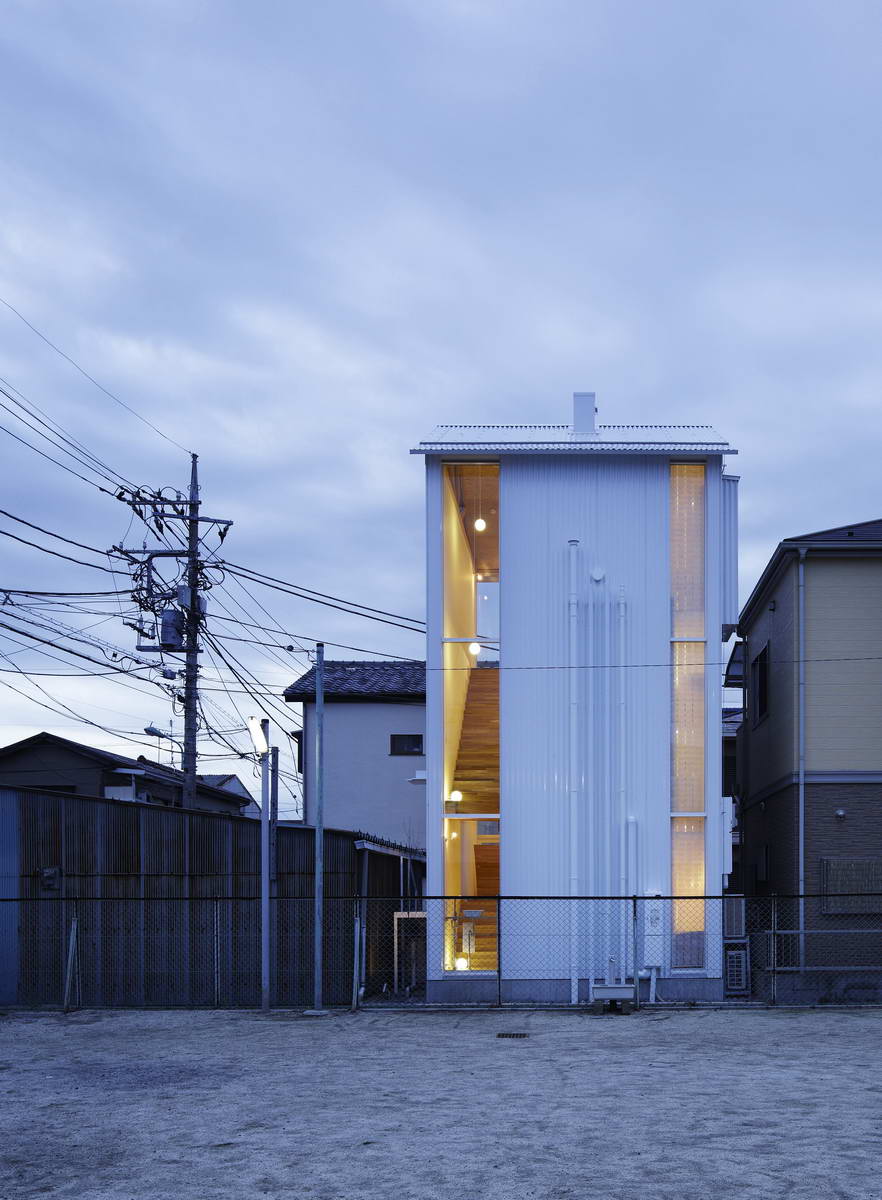 Белый домик (White Hut) в Японии от Takahashi Maki and Associates.
