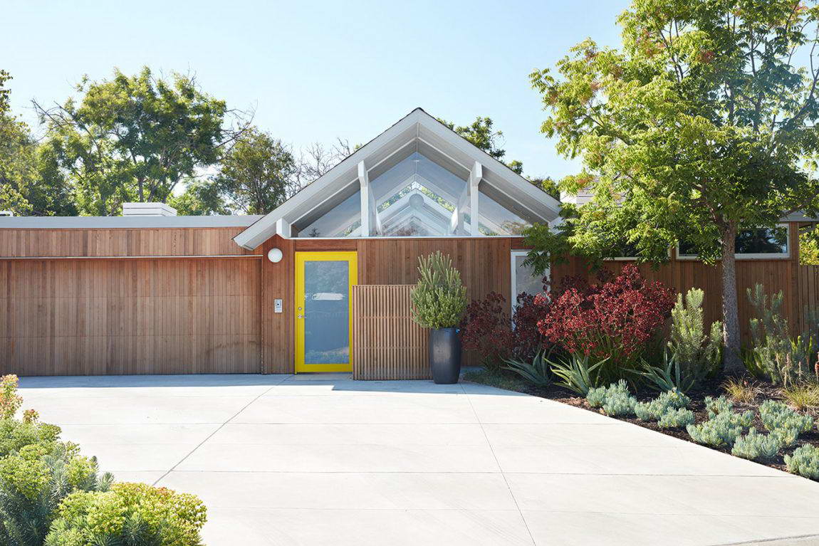 Реконструкция дома (Mountain View Double Gable Eichler Remodel) в США от Klopf Architecture.