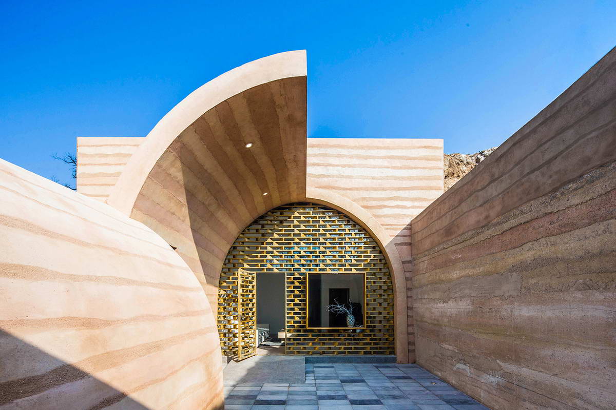 Дом-пещера (Cave House in Loess Plateau) в Китае от hyperSity Architects.