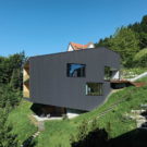 Чёрный дом на склоне в Австрии