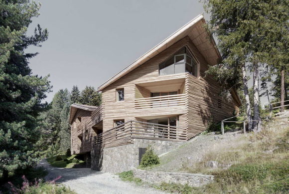 Деревянный дом на пять квартир в Италии