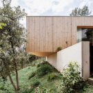 Деревянный дом на склоне в Испании
