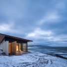 Дом у бухты (The Lookout at Broad Cove Marsh) в Канаде от Omar Gandhi Architect.