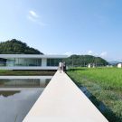 Минималистский дом на поле в Японии