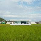 Минималистский дом на поле в Японии