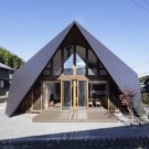 Загородный дом с необычной кровлей в Японии