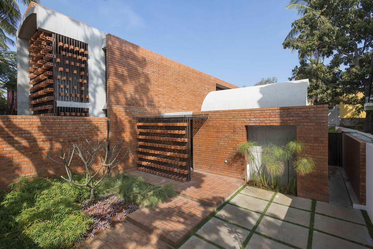 Кирпичный дом (Brick House) в Индии от Architecture Paradigm.