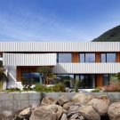 Дом с белым козырьком в Южной Корее
