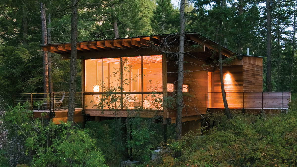Лесной домик у озера в США