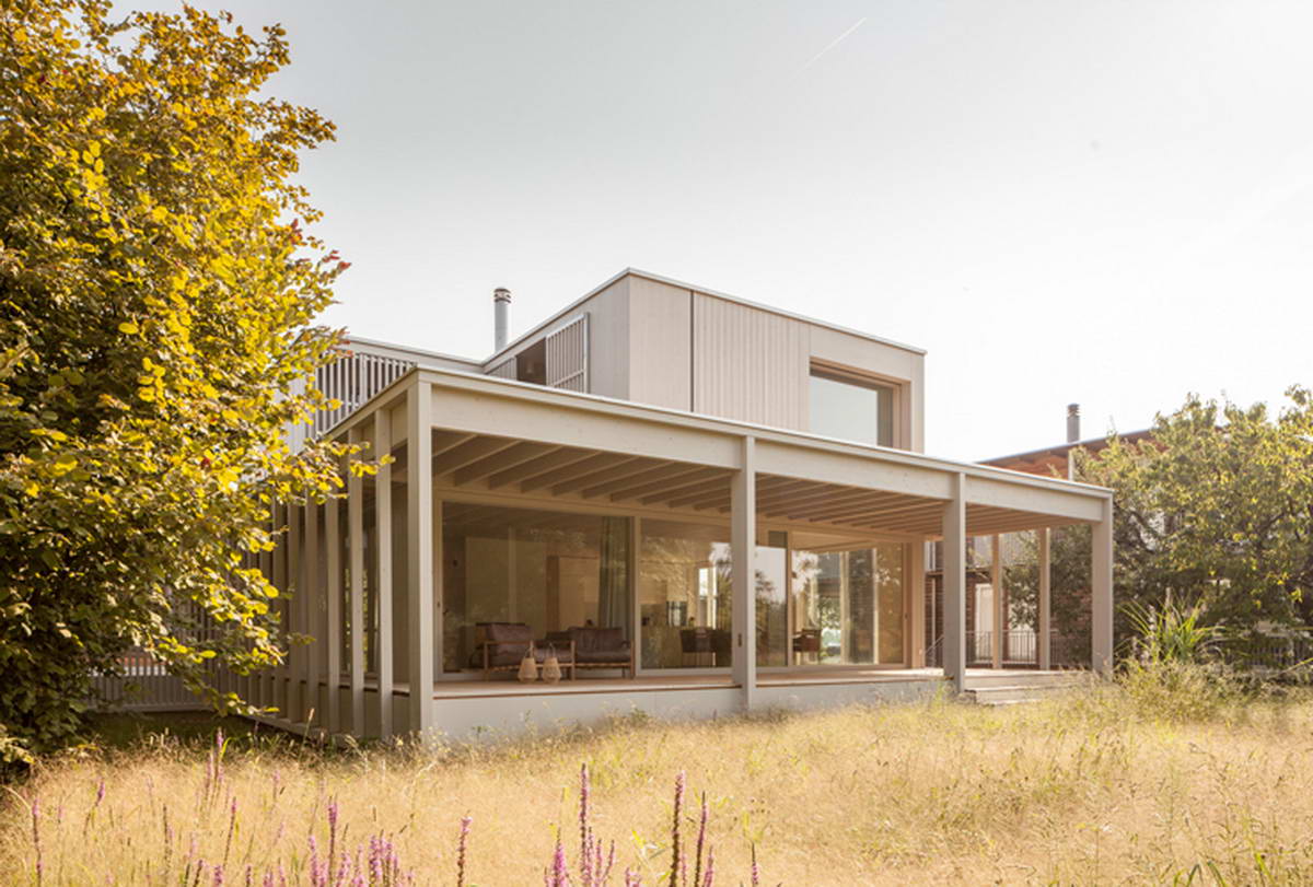 Дом на берегу Озера Биль (House at Lake Biel) в Швейцарии от Markus Schietsch Architekten.