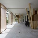 Дом с наклонными колоннами в Японии