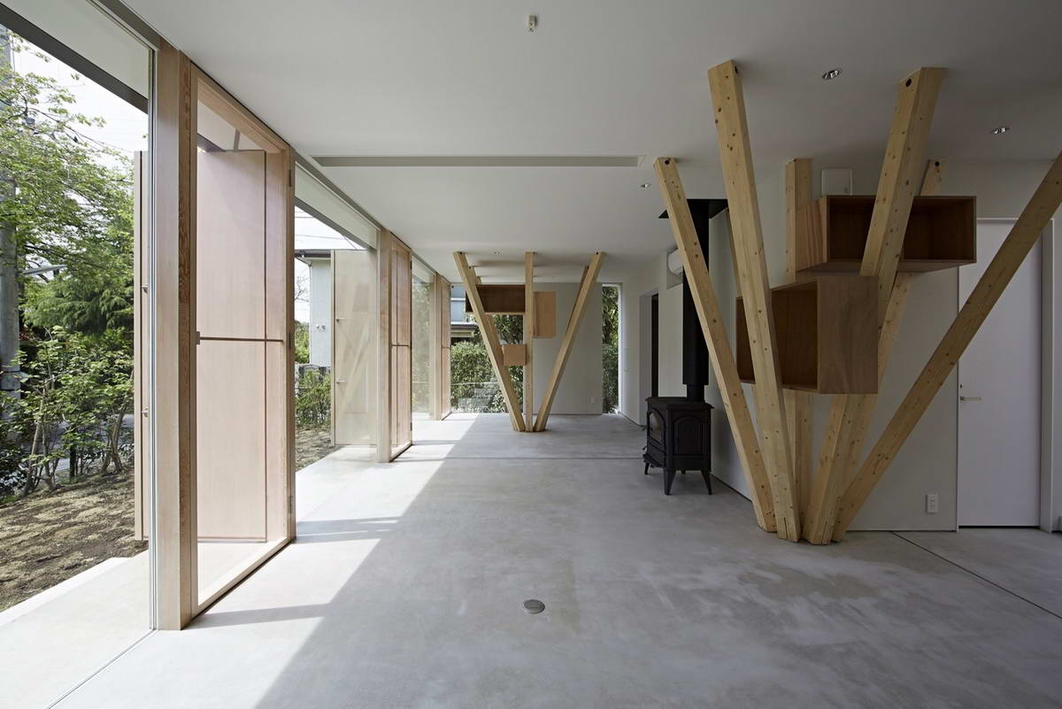 Дом с наклонными колоннами в Японии