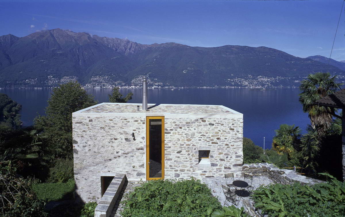 Каменная дача на склоне в Швейцарии