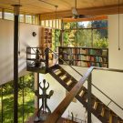 Этот небольшой лесной домик предназначен для загородной студии художника в тихом лесном районе.