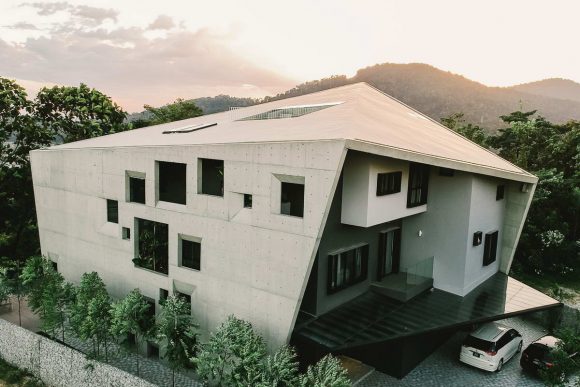 Дом в бетонной оболочке в Малайзии