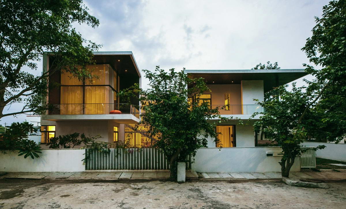 Модернистский дом с двором в Индии