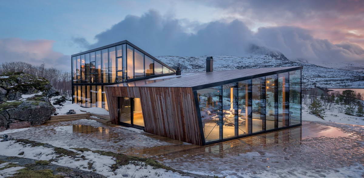 Стеклянный дом на скалах Норвегии