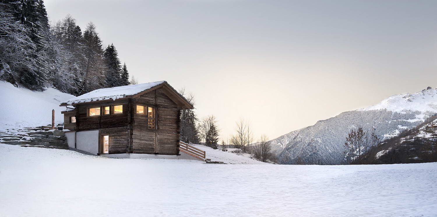 Сарай из лиственницы в Швейцарии от Alp’Architecture Sarl.