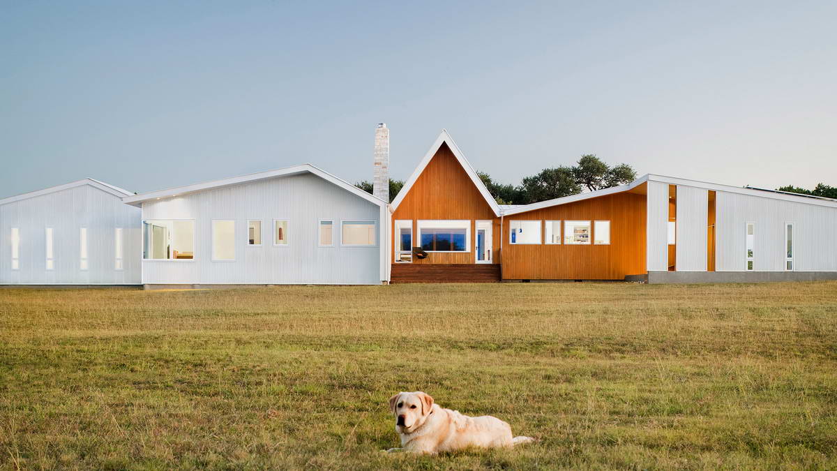 Сельский дом на холме в США от Miro Rivera Architects.