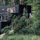 Лесной дом на склоне в США