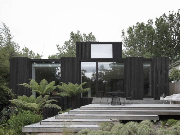 Чёрный деревянный дом