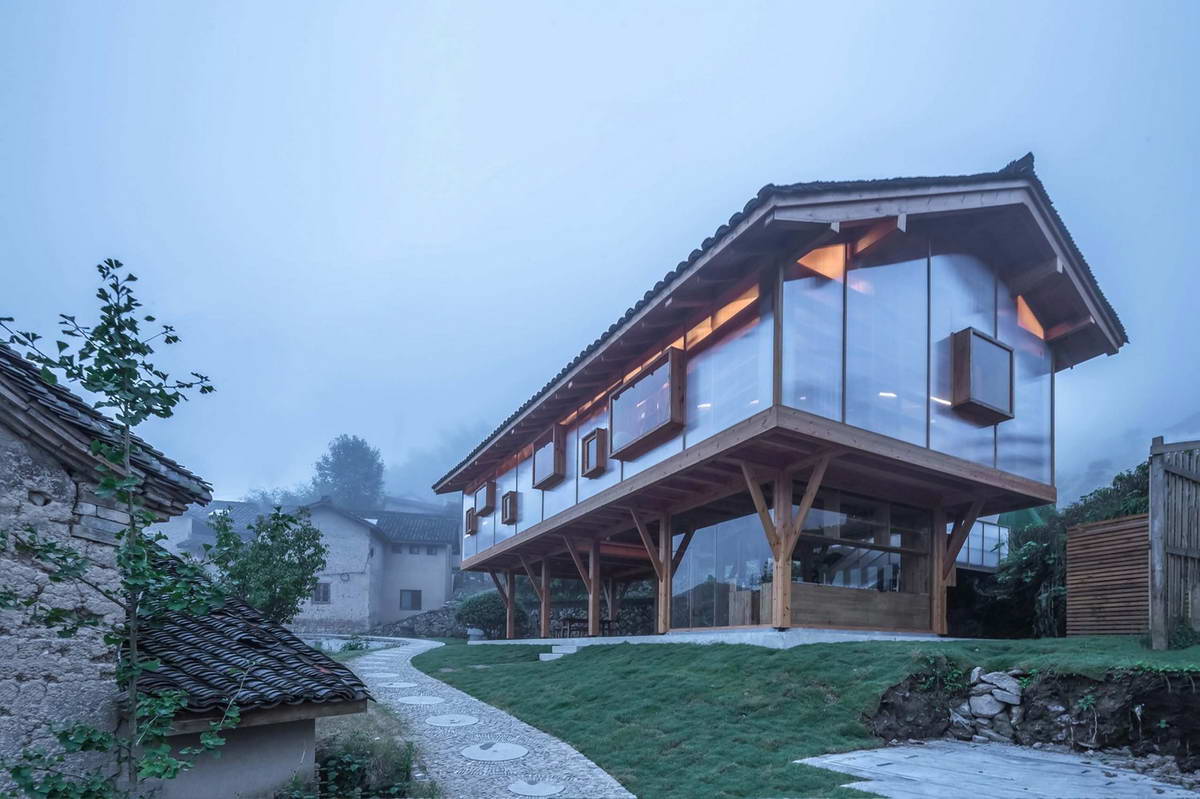 Прозрачный деревянный дом