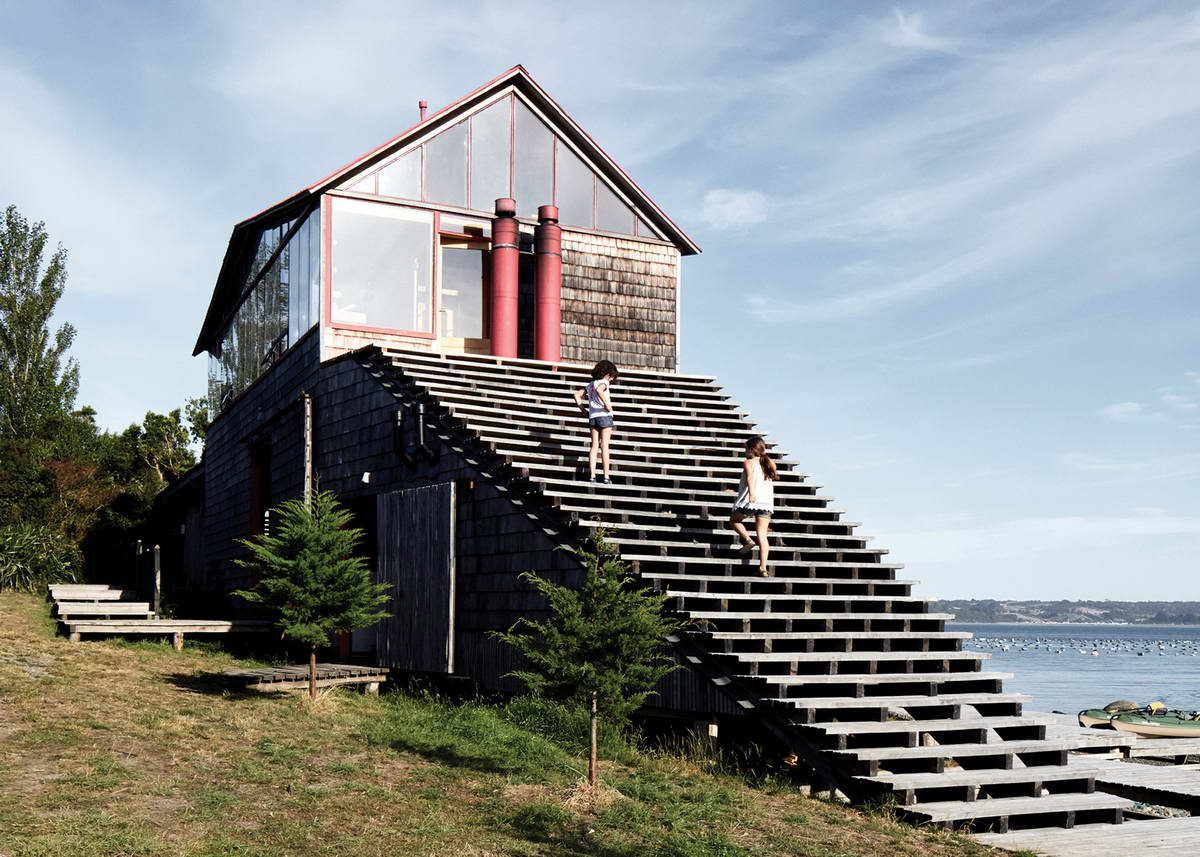 Тройной деревянный дом с лестницей
