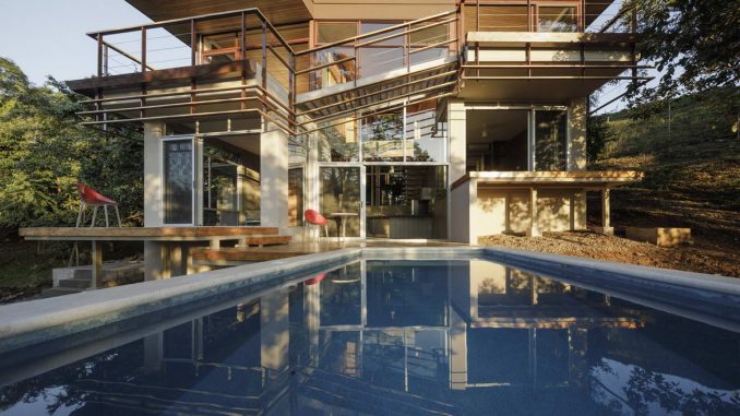 Дом с балконами и бассейном