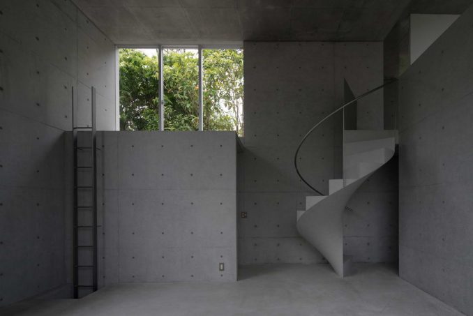Минималистский бетонный дом со спиральной лестницей