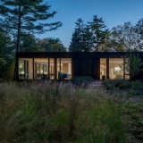 Простой лесной дом в США