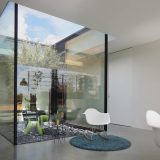 Очень минималистский дом со стеклянным атриумом
