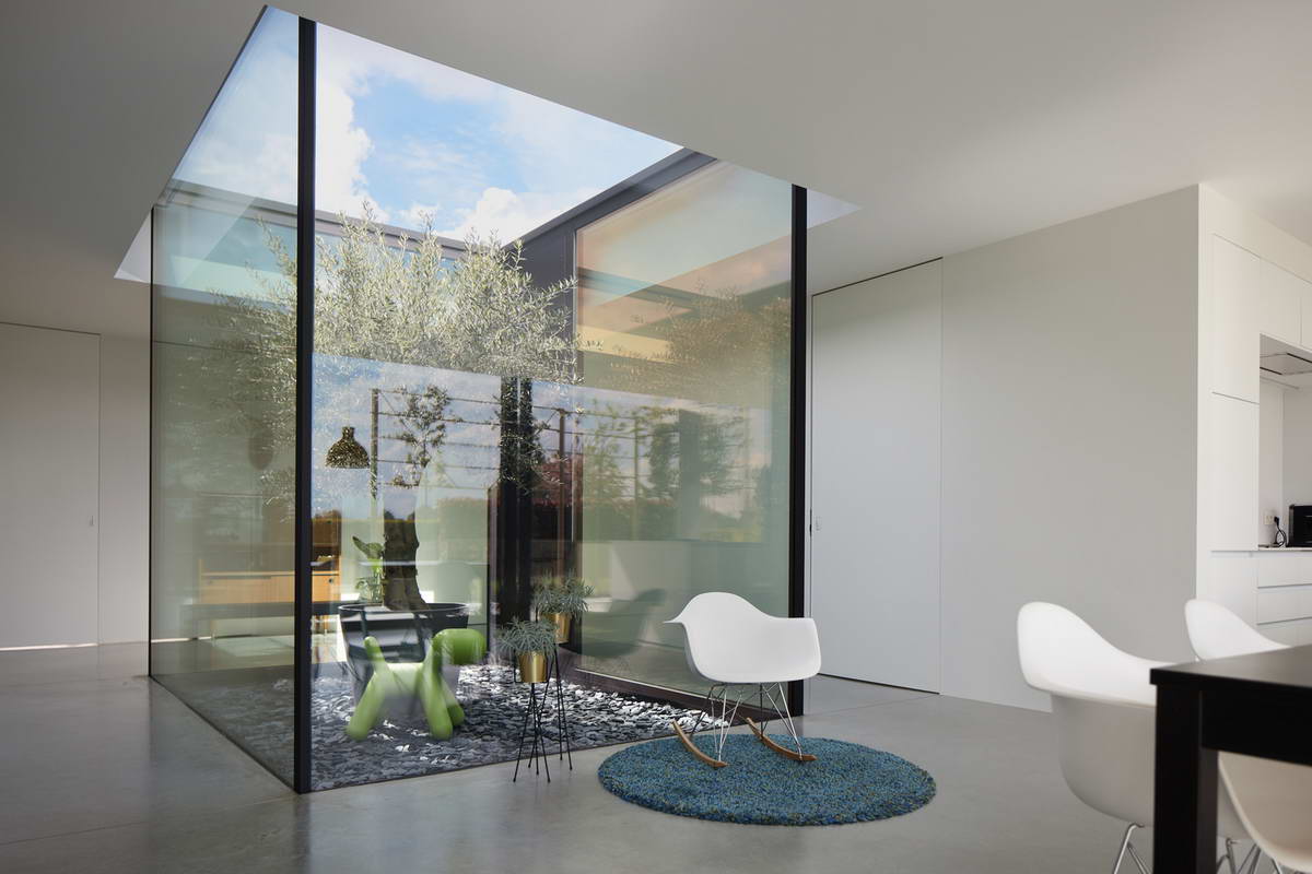 Очень минималистский дом со стеклянным атриумом