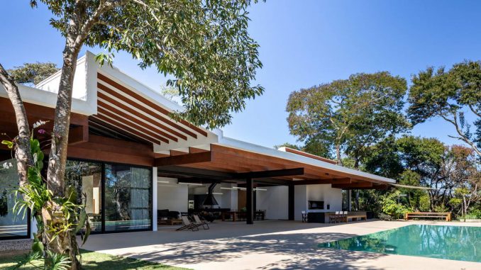 Модернистский лесной дом в Бразилии