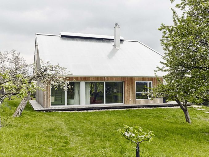 Деревенский дом с теплицей на крыше
