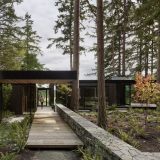Модернистский лесной дом с двором для большой семьи