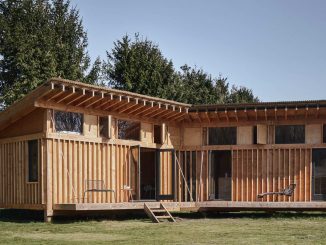 Простой и недорогой деревянный дачный домик