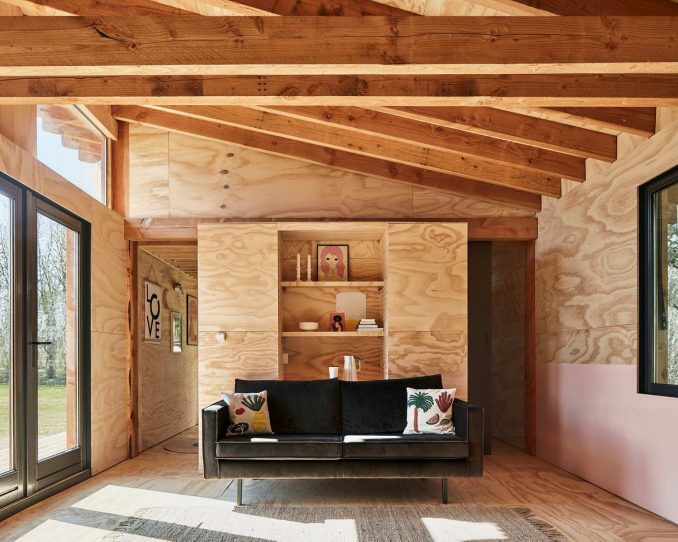Простой и недорогой деревянный дачный домик