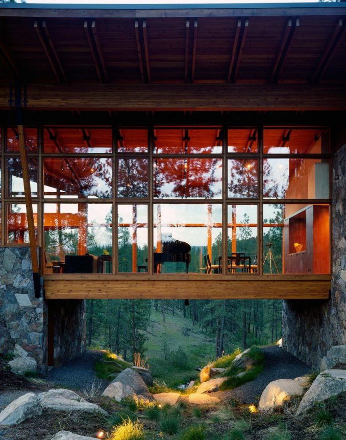 Лесной дом на холме в США